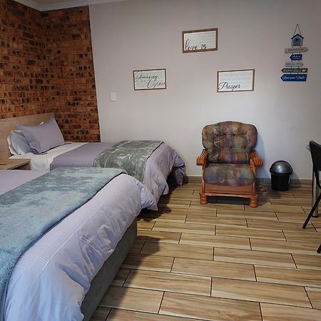 Twins Guest House Astoni Vanderbijlpark Bagian luar foto