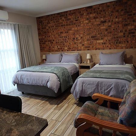 Twins Guest House Astoni Vanderbijlpark Bagian luar foto