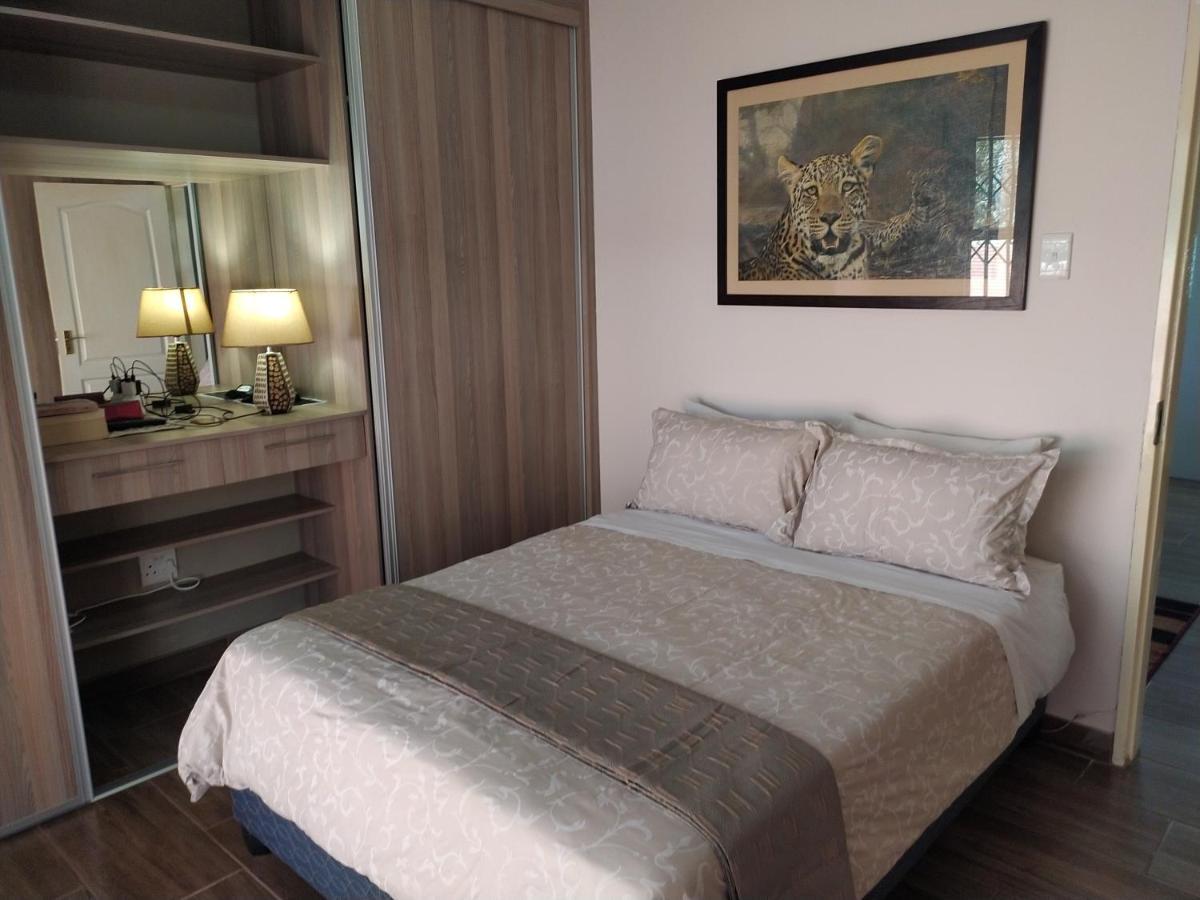 Twins Guest House Astoni Vanderbijlpark Bagian luar foto