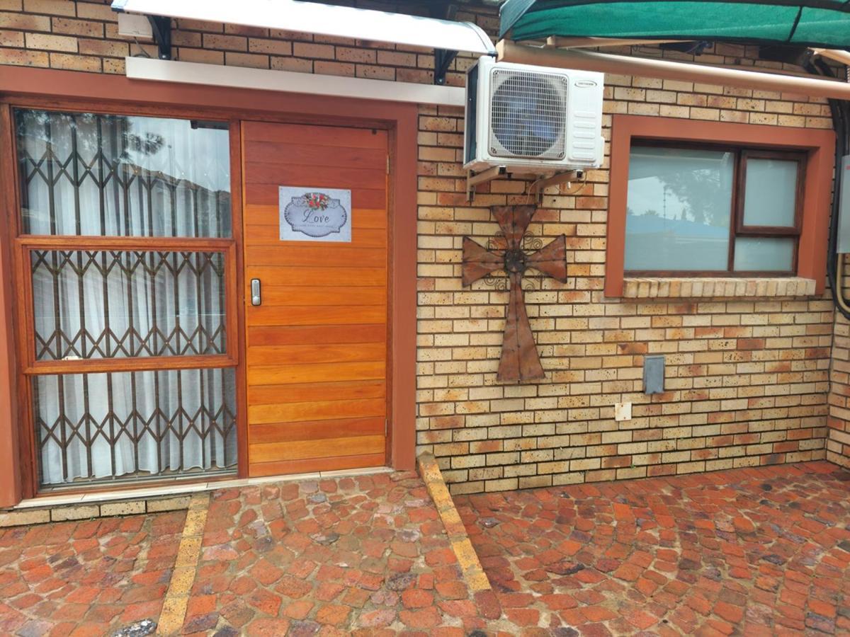 Twins Guest House Astoni Vanderbijlpark Bagian luar foto