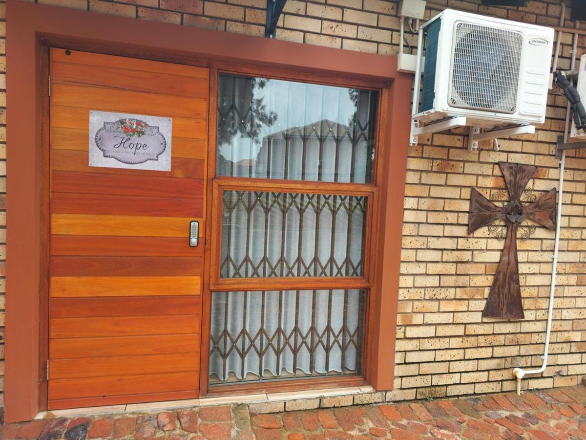 Twins Guest House Astoni Vanderbijlpark Bagian luar foto