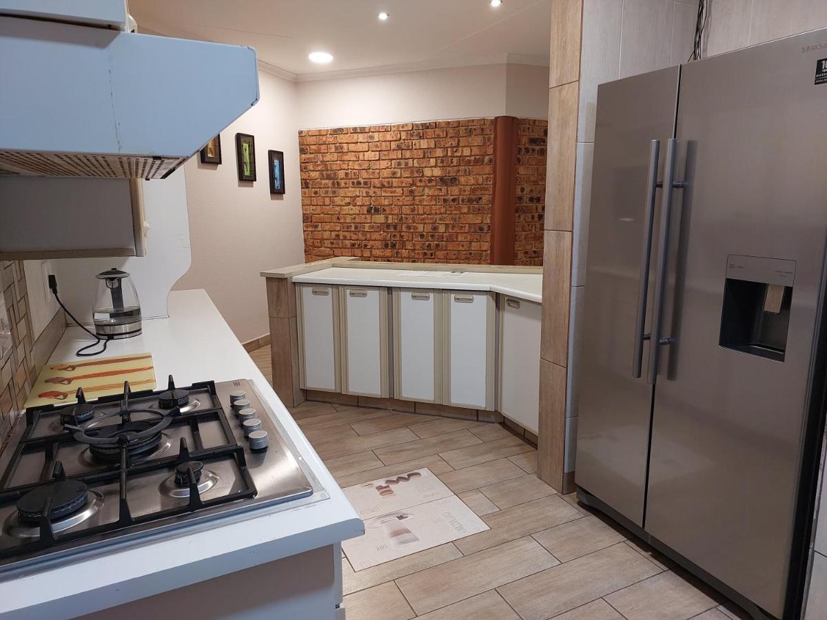 Twins Guest House Astoni Vanderbijlpark Bagian luar foto