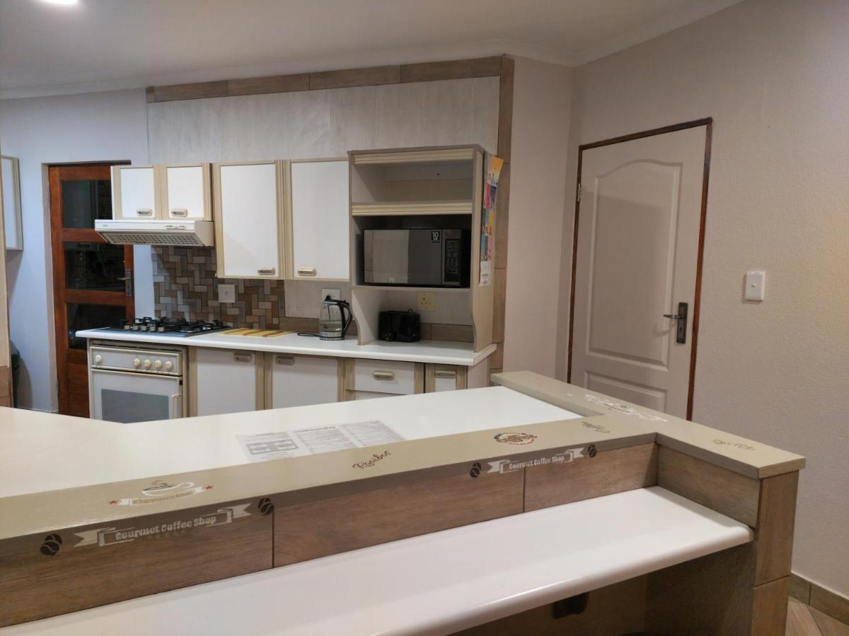 Twins Guest House Astoni Vanderbijlpark Bagian luar foto