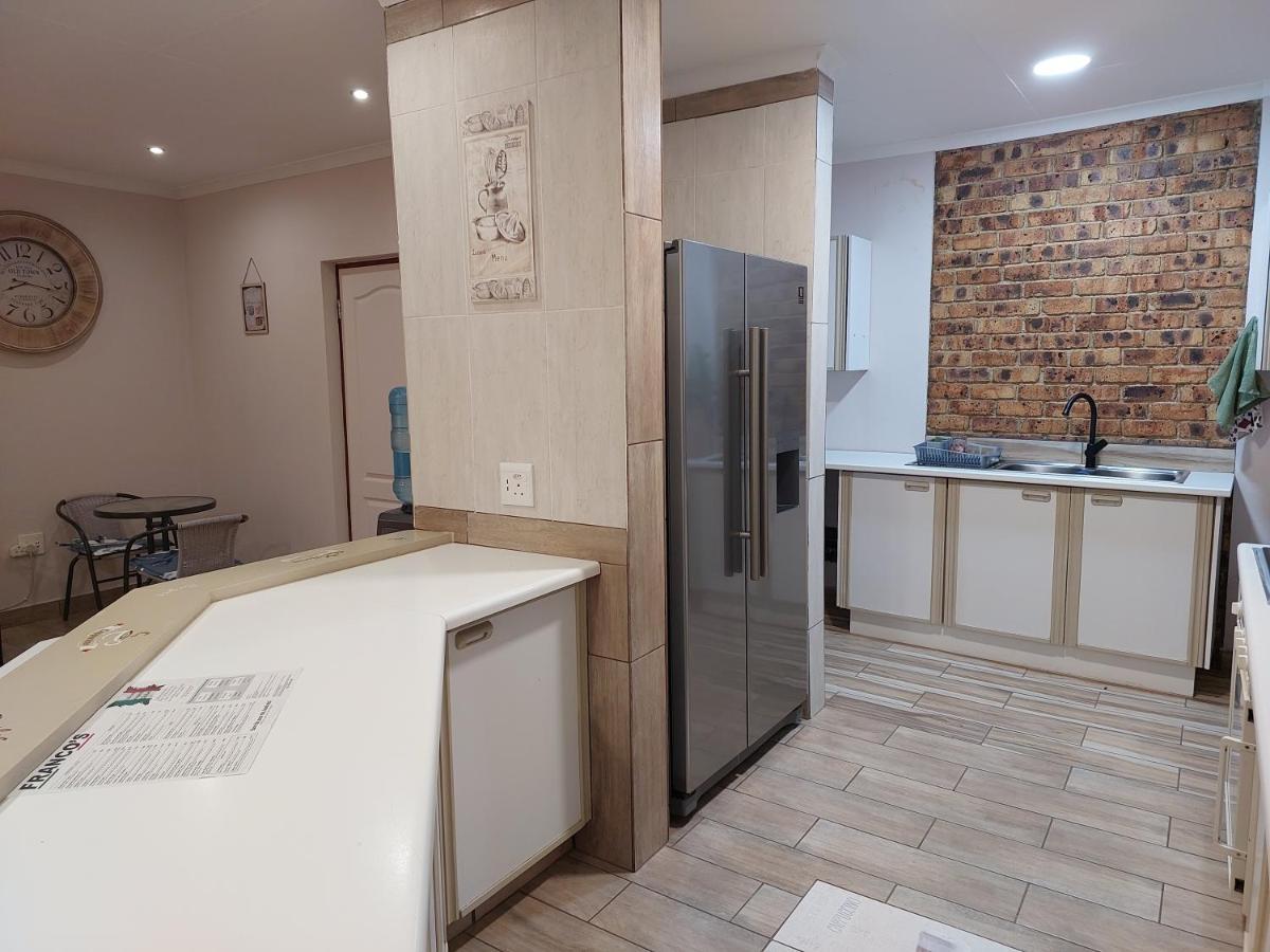 Twins Guest House Astoni Vanderbijlpark Bagian luar foto