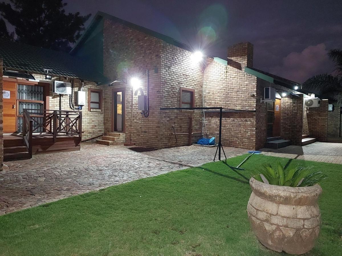 Twins Guest House Astoni Vanderbijlpark Bagian luar foto