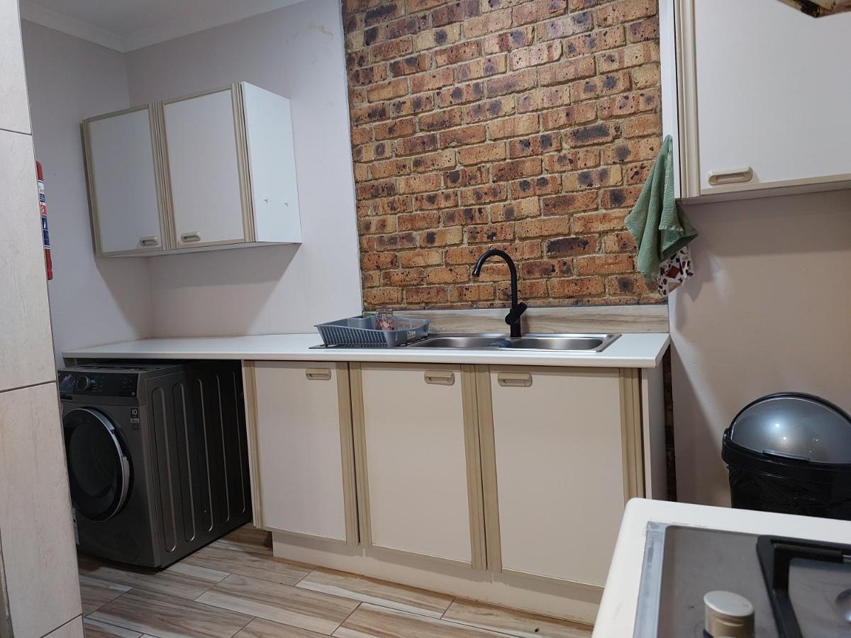 Twins Guest House Astoni Vanderbijlpark Bagian luar foto