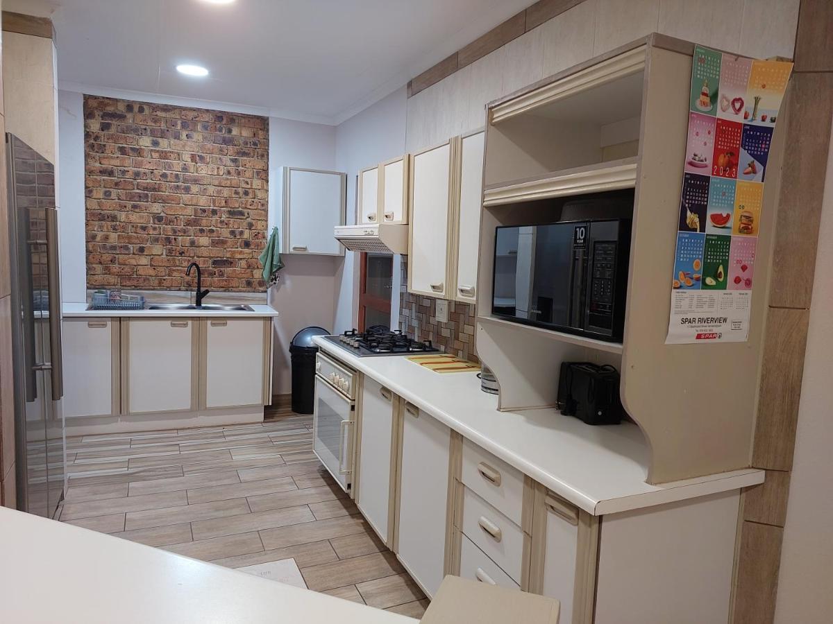 Twins Guest House Astoni Vanderbijlpark Bagian luar foto