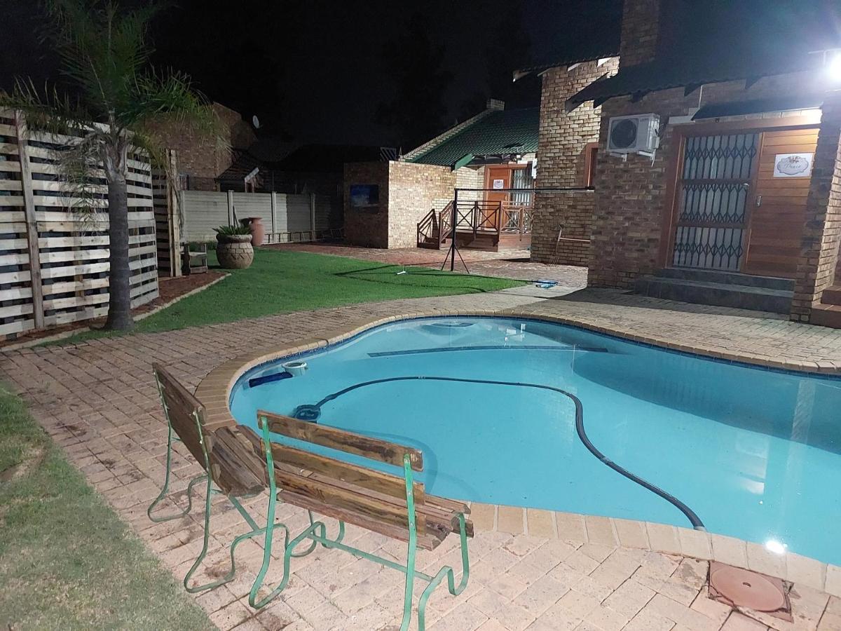 Twins Guest House Astoni Vanderbijlpark Bagian luar foto