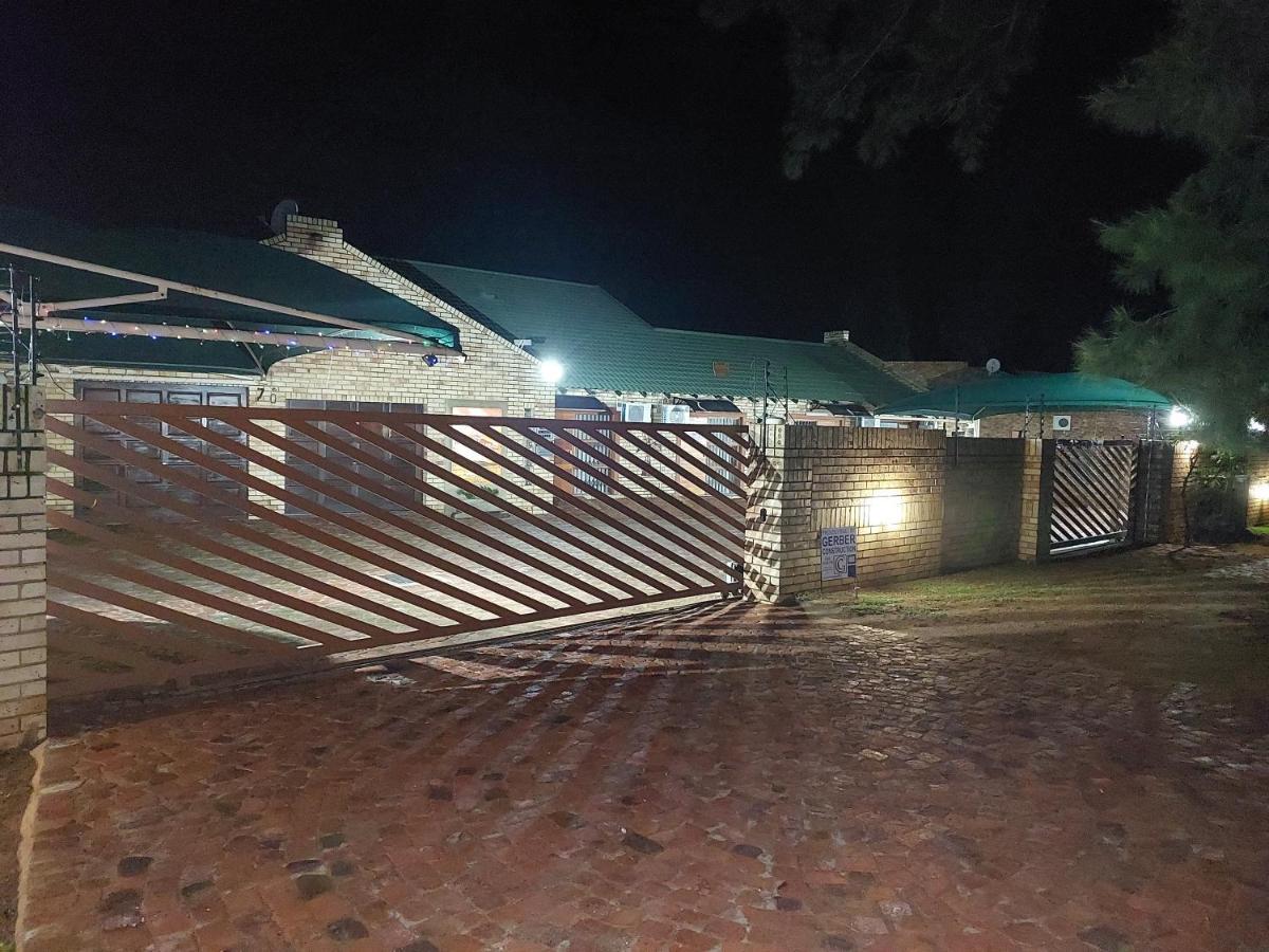 Twins Guest House Astoni Vanderbijlpark Bagian luar foto