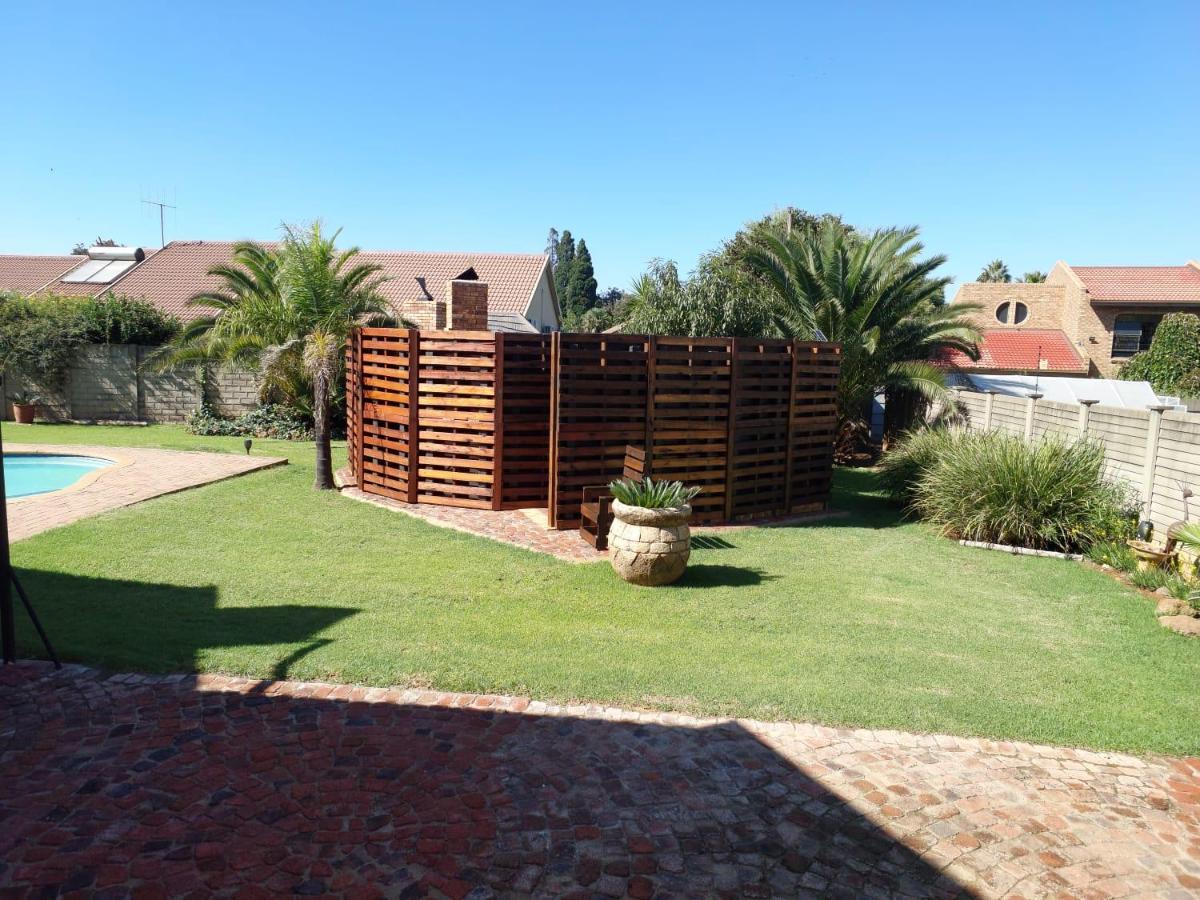 Twins Guest House Astoni Vanderbijlpark Bagian luar foto