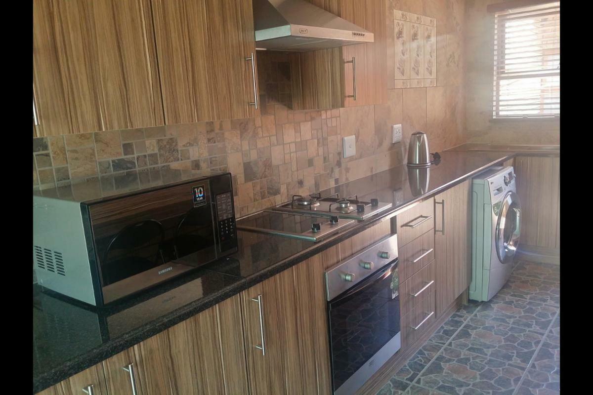 Twins Guest House Astoni Vanderbijlpark Bagian luar foto