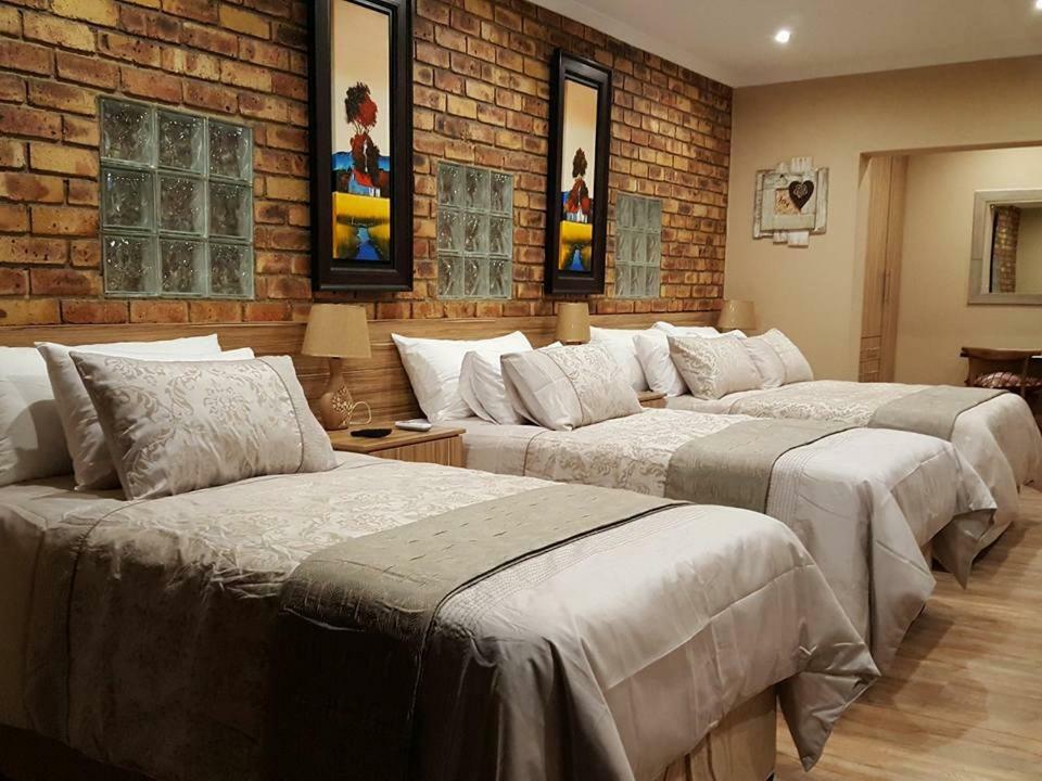 Twins Guest House Astoni Vanderbijlpark Bagian luar foto